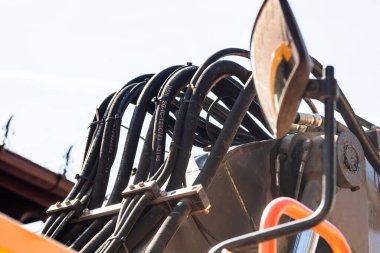 İnşaat alanında çalışan endüstriyel kazıcıların ayrıntıları