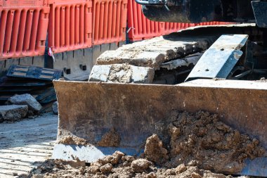 İnşaat alanında çalışan endüstriyel kazıcıların ayrıntıları