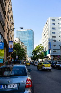 Trafiğin en yoğun olduğu saatte. Romanya 'nın Bükreş kentinde araba kirliliği ve trafik sıkışıklığı, 2022