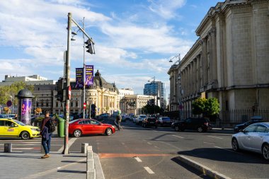 Trafiğin en yoğun olduğu saatte. Romanya 'nın Bükreş kentinde araba kirliliği ve trafik sıkışıklığı, 2022