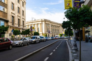 Trafiğin en yoğun olduğu saatte. Romanya 'nın Bükreş kentinde araba kirliliği ve trafik sıkışıklığı, 2022