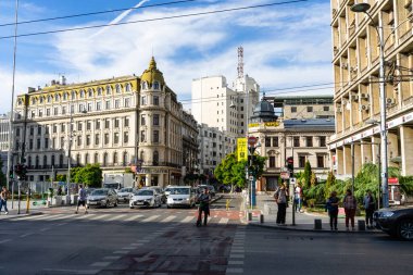 Trafiğin en yoğun olduğu saatte. Romanya 'nın Bükreş kentinde araba kirliliği ve trafik sıkışıklığı, 2022