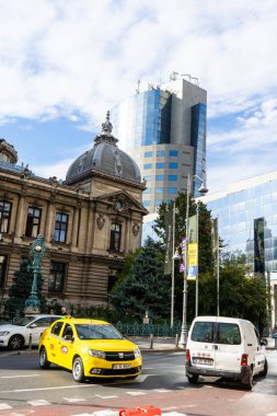 Trafiğin en yoğun olduğu saatte. Romanya 'nın Bükreş kentinde araba kirliliği ve trafik sıkışıklığı, 2022