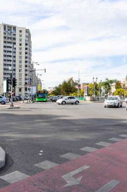Trafiğin en yoğun olduğu saatte. Romanya 'nın Bükreş kentinde araba kirliliği ve trafik sıkışıklığı, 2022