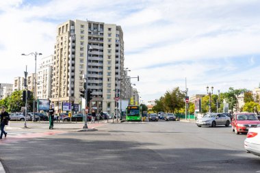 Trafiğin en yoğun olduğu saatte. Romanya 'nın Bükreş kentinde araba kirliliği ve trafik sıkışıklığı, 2022