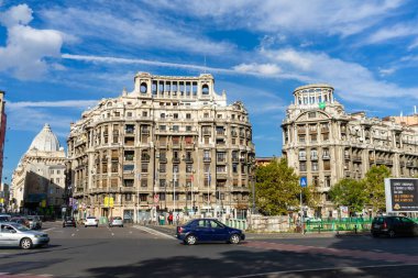 Trafiğin en yoğun olduğu saatte. Romanya 'nın Bükreş kentinde araba kirliliği ve trafik sıkışıklığı, 2022