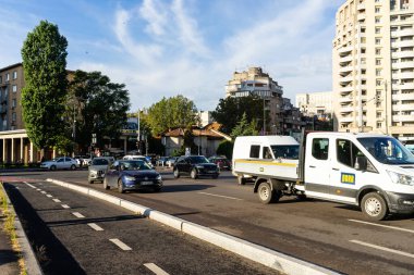 Trafiğin en yoğun olduğu saatte. Romanya 'nın Bükreş kentinde araba kirliliği ve trafik sıkışıklığı, 2022