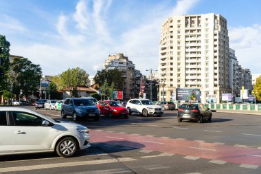 Trafiğin en yoğun olduğu saatte. Romanya 'nın Bükreş kentinde araba kirliliği ve trafik sıkışıklığı, 2022