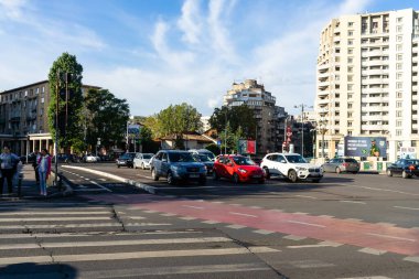 Trafiğin en yoğun olduğu saatte. Romanya 'nın Bükreş kentinde araba kirliliği ve trafik sıkışıklığı, 2022