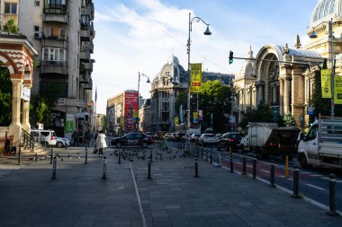 Trafiğin en yoğun olduğu saatte. Romanya 'nın Bükreş kentinde araba kirliliği ve trafik sıkışıklığı, 2022