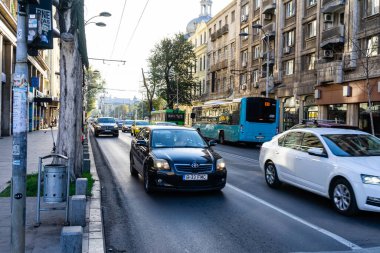 Trafiğin en yoğun olduğu saatte. Romanya 'nın Bükreş kentinde araba kirliliği ve trafik sıkışıklığı, 2022