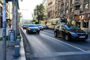 Trafiğin en yoğun olduğu saatte. Romanya 'nın Bükreş kentinde araba kirliliği ve trafik sıkışıklığı, 2022
