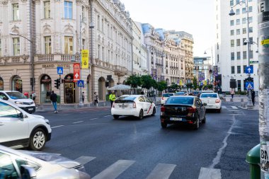 Trafiğin en yoğun olduğu saatte. Romanya 'nın Bükreş kentinde araba kirliliği ve trafik sıkışıklığı, 2022