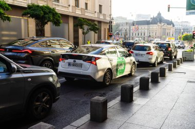 Trafiğin en yoğun olduğu saatte. Romanya 'nın Bükreş kentinde araba kirliliği ve trafik sıkışıklığı, 2022