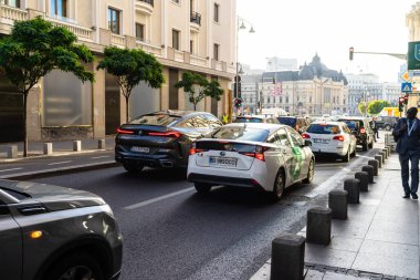 Trafiğin en yoğun olduğu saatte. Romanya 'nın Bükreş kentinde araba kirliliği ve trafik sıkışıklığı, 2022