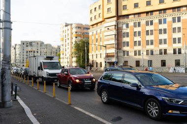 Trafiğin en yoğun olduğu saatte. Romanya 'nın Bükreş kentinde araba kirliliği ve trafik sıkışıklığı, 2022
