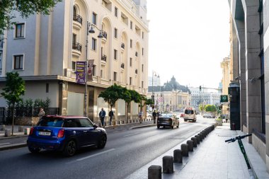 Trafiğin en yoğun olduğu saatte. Romanya 'nın Bükreş kentinde araba kirliliği ve trafik sıkışıklığı, 2022