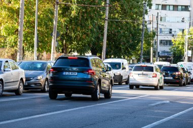 Trafiğin en yoğun olduğu saatte. Romanya 'nın Bükreş kentinde araba kirliliği ve trafik sıkışıklığı, 2022