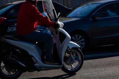 Trafiğin en yoğun olduğu saatte. Romanya 'nın Bükreş kentinde araba kirliliği ve trafik sıkışıklığı, 2022