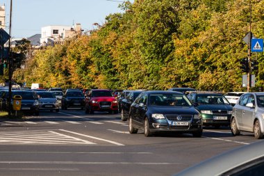 Trafiğin en yoğun olduğu saatte. Romanya 'nın Bükreş kentinde araba kirliliği ve trafik sıkışıklığı, 2022