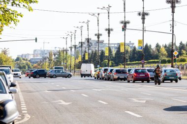 Trafiğin en yoğun olduğu saatte. Romanya 'nın Bükreş kentinde araba kirliliği ve trafik sıkışıklığı, 2022