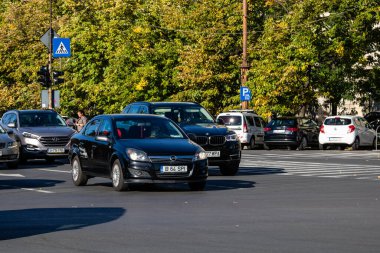 Trafiğin en yoğun olduğu saatte. Romanya 'nın Bükreş kentinde araba kirliliği ve trafik sıkışıklığı, 2022