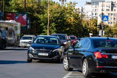 Trafiğin en yoğun olduğu saatte. Romanya 'nın Bükreş kentinde araba kirliliği ve trafik sıkışıklığı, 2022