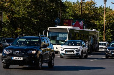 Trafiğin en yoğun olduğu saatte. Romanya 'nın Bükreş kentinde araba kirliliği ve trafik sıkışıklığı, 2022