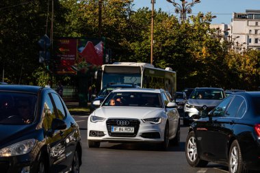 Trafiğin en yoğun olduğu saatte. Romanya 'nın Bükreş kentinde araba kirliliği ve trafik sıkışıklığı, 2022