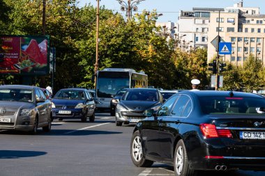Trafiğin en yoğun olduğu saatte. Romanya 'nın Bükreş kentinde araba kirliliği ve trafik sıkışıklığı, 2022