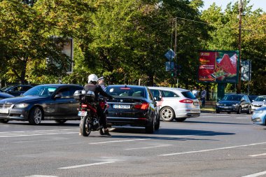 Trafiğin en yoğun olduğu saatte. Romanya 'nın Bükreş kentinde araba kirliliği ve trafik sıkışıklığı, 2022