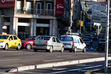 Trafiğin en yoğun olduğu saatte. Romanya 'nın Bükreş kentinde araba kirliliği ve trafik sıkışıklığı, 2022