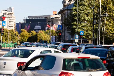 Trafiğin en yoğun olduğu saatte. Romanya 'nın Bükreş kentinde araba kirliliği ve trafik sıkışıklığı, 2022