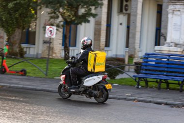 Trafiğin en yoğun olduğu saatte. Romanya 'nın Bükreş kentinde araba kirliliği ve trafik sıkışıklığı, 2022