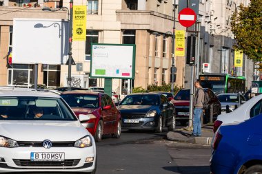 Trafiğin en yoğun olduğu saatte. Romanya 'nın Bükreş kentinde araba kirliliği ve trafik sıkışıklığı, 2022