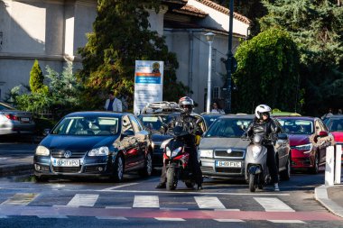 Trafiğin en yoğun olduğu saatte. Romanya 'nın Bükreş kentinde araba kirliliği ve trafik sıkışıklığı, 2022