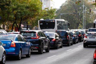 Trafiğin en yoğun olduğu saatte. Romanya 'nın Bükreş kentinde araba kirliliği ve trafik sıkışıklığı, 2022