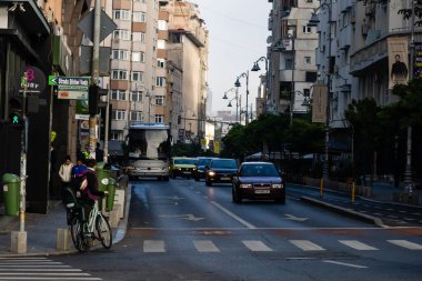 Trafiğin en yoğun olduğu saatte. Romanya 'nın Bükreş kentinde araba kirliliği ve trafik sıkışıklığı, 2022