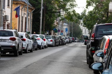 Trafiğin en yoğun olduğu saatte. Romanya 'nın Bükreş kentinde araba kirliliği ve trafik sıkışıklığı, 2022
