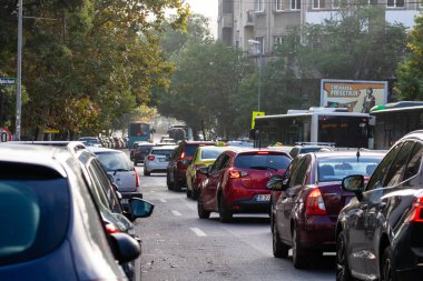 Trafiğin en yoğun olduğu saatte. Romanya 'nın Bükreş kentinde araba kirliliği ve trafik sıkışıklığı, 2022