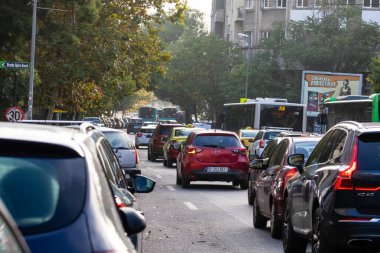 Trafiğin en yoğun olduğu saatte. Romanya 'nın Bükreş kentinde araba kirliliği ve trafik sıkışıklığı, 2022