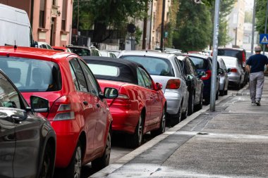 Trafiğin en yoğun olduğu saatte. Romanya 'nın Bükreş kentinde araba kirliliği ve trafik sıkışıklığı, 2022