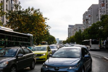 Trafiğin en yoğun olduğu saatte. Romanya 'nın Bükreş kentinde araba kirliliği ve trafik sıkışıklığı, 2022