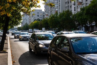 Trafiğin en yoğun olduğu saatte. Romanya 'nın Bükreş kentinde araba kirliliği ve trafik sıkışıklığı, 2022