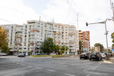 Trafiğin en yoğun olduğu saatte. Romanya 'nın Bükreş kentinde araba kirliliği ve trafik sıkışıklığı, 2022