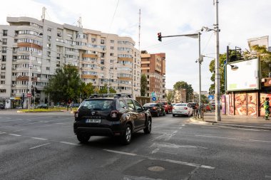 Trafiğin en yoğun olduğu saatte. Romanya 'nın Bükreş kentinde araba kirliliği ve trafik sıkışıklığı, 2022