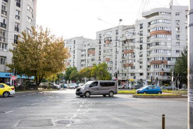 Trafiğin en yoğun olduğu saatte. Romanya 'nın Bükreş kentinde araba kirliliği ve trafik sıkışıklığı, 2022