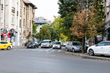Trafiğin en yoğun olduğu saatte. Romanya 'nın Bükreş kentinde araba kirliliği ve trafik sıkışıklığı, 2022
