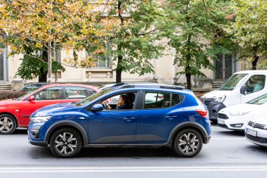 Trafiğin en yoğun olduğu saatte. Romanya 'nın Bükreş kentinde araba kirliliği ve trafik sıkışıklığı, 2022