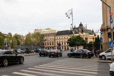 Trafiğin en yoğun olduğu saatte. Romanya 'nın Bükreş kentinde araba kirliliği ve trafik sıkışıklığı, 2022